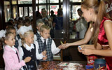 В День России Нижегородский Академический театр кукол подарил всем зрителям сладкие подарки (ФОТО)